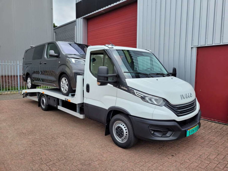 Vehicle Image 32