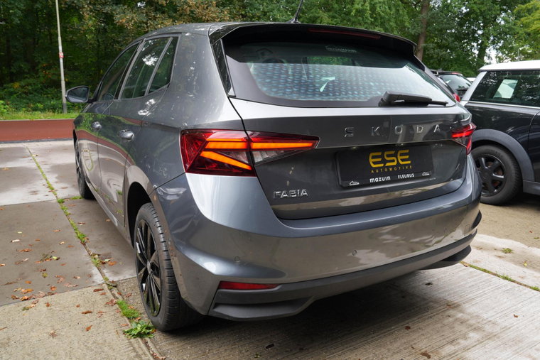 Vehicle Image 9