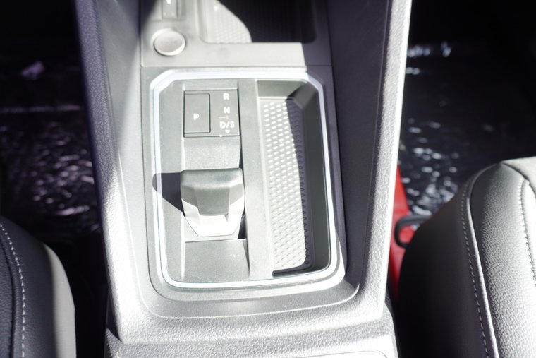 Vehicle Image 25