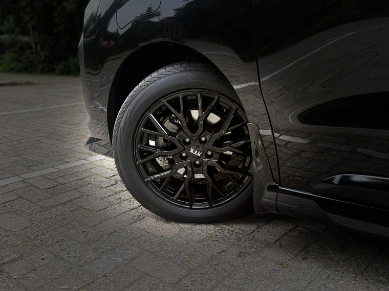 Vehicle Image 9