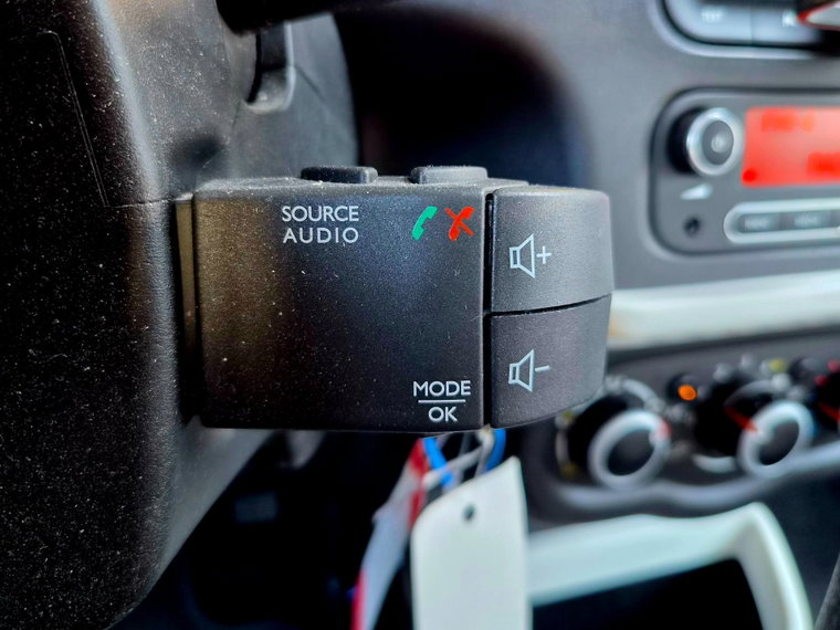 Vehicle Image 25