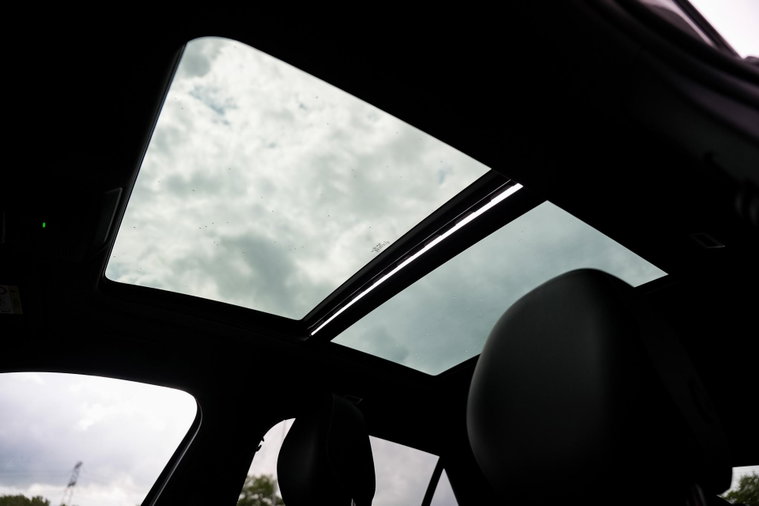 Vehicle Image 25