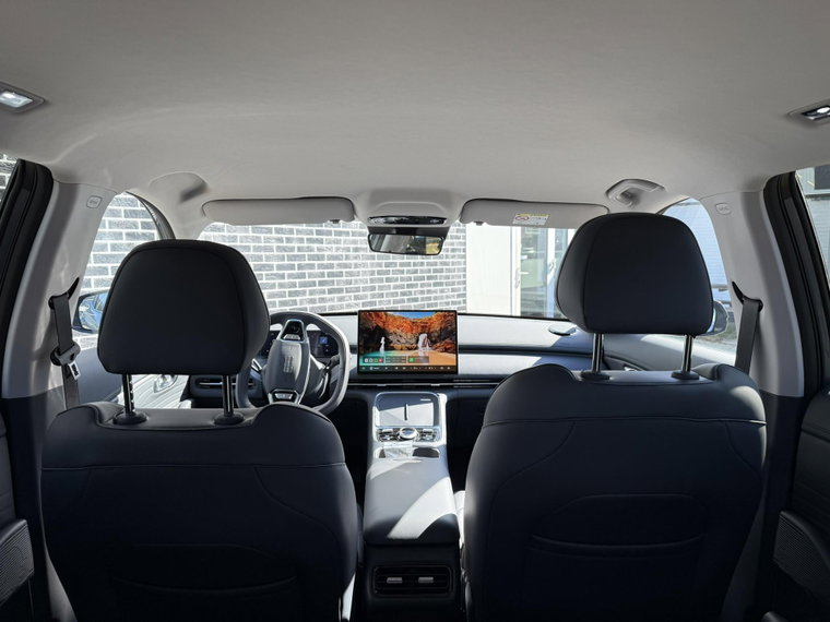 Vehicle Image 11