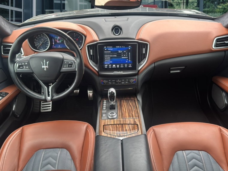 Vehicle Image 16