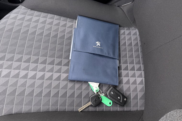 Vehicle Image 25