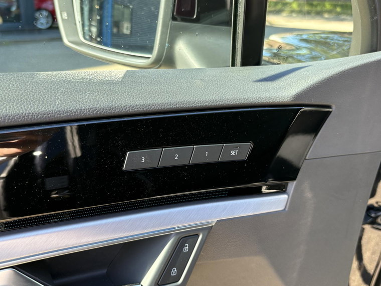 Vehicle Image 32