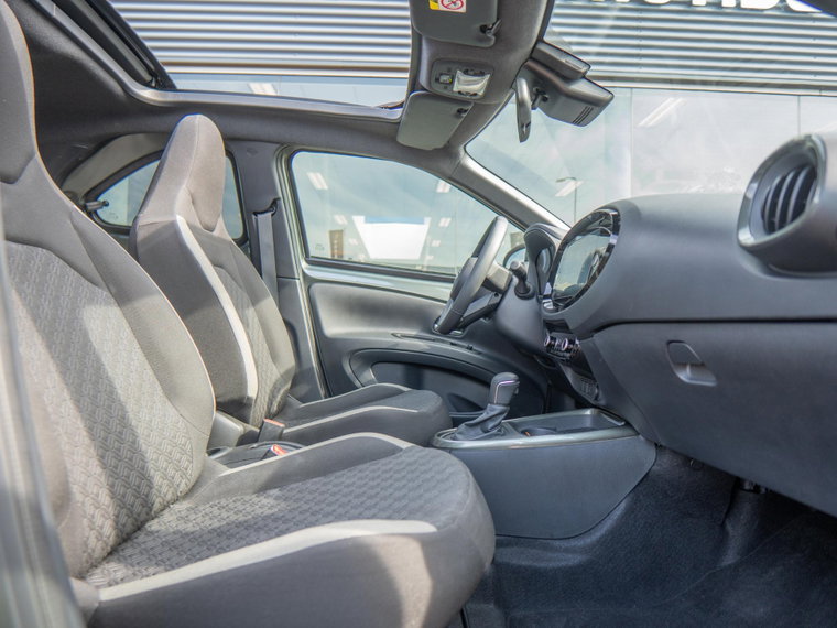 Vehicle Image 30