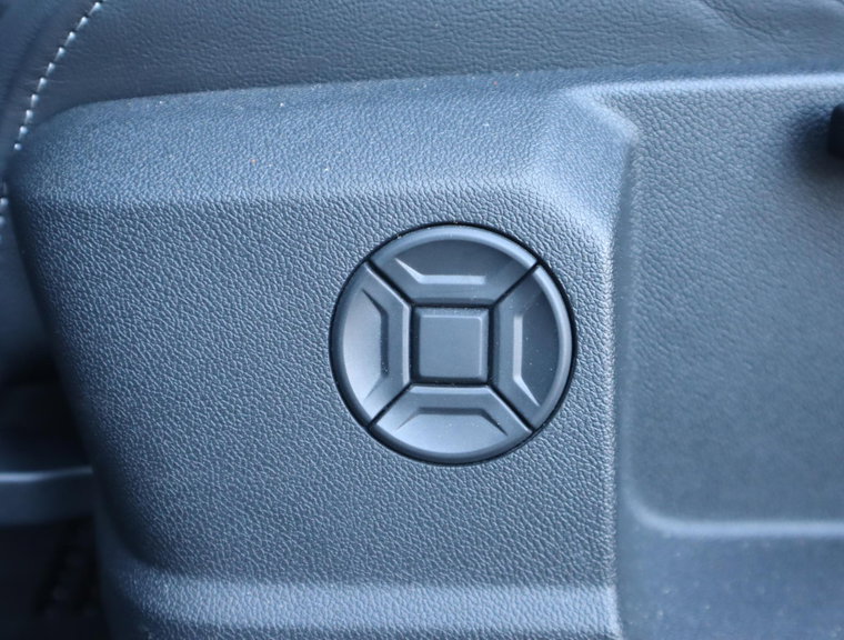 Vehicle Image 25