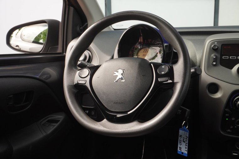 Vehicle Image 25