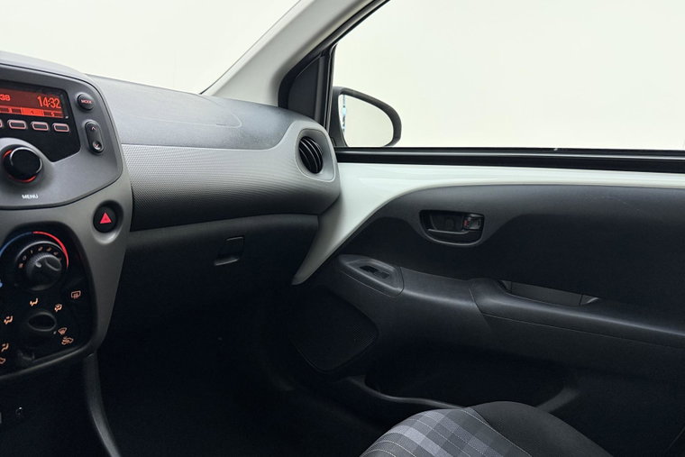 Vehicle Image 25