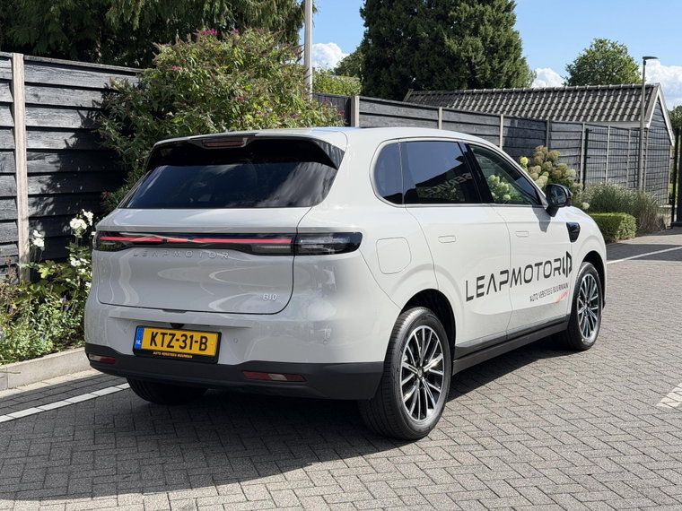 Vehicle Image 9