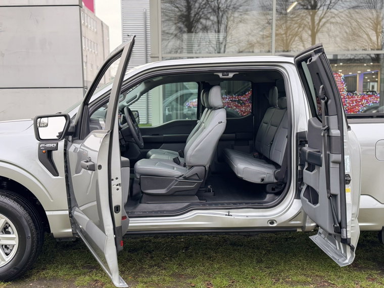 Vehicle Image 8