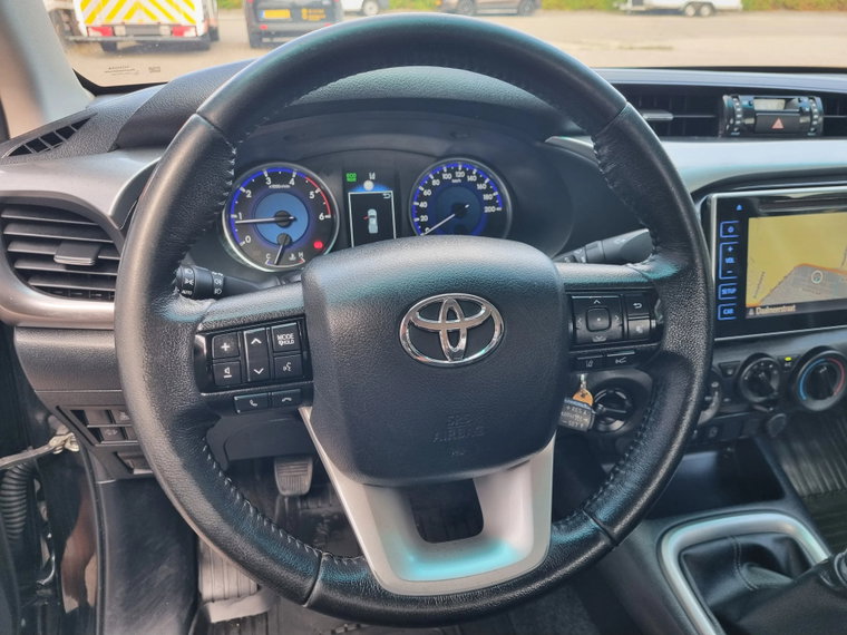 Vehicle Image 25