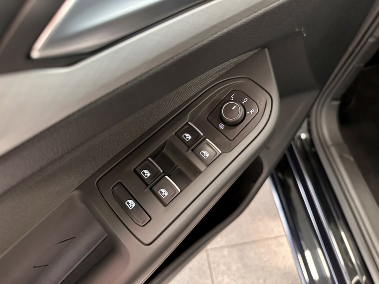 Vehicle Image 24