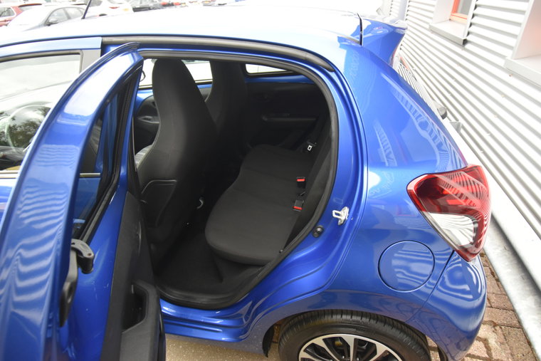 Vehicle Image 16