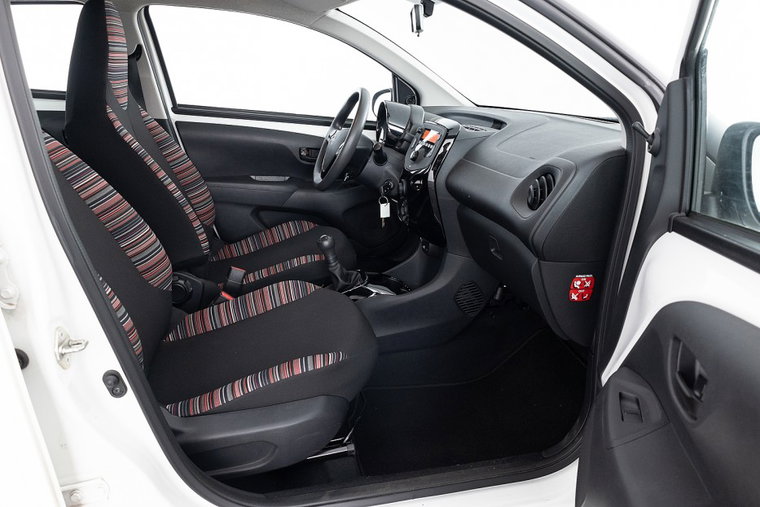 Vehicle Image 6