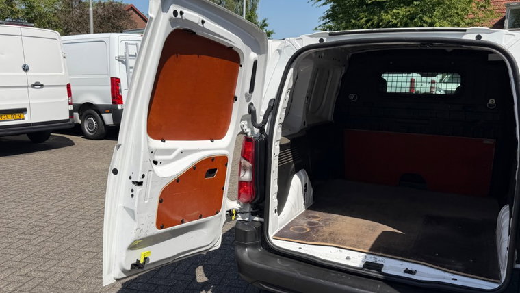 Vehicle Image 12