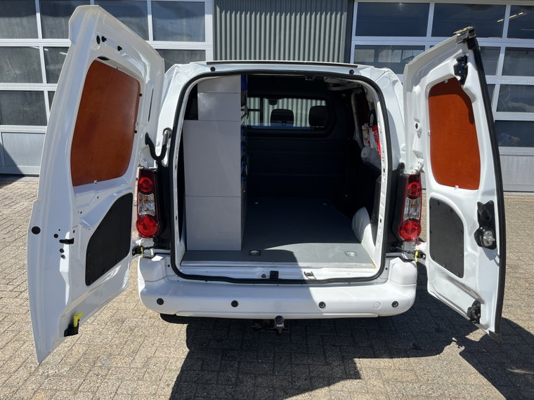 Vehicle Image 16