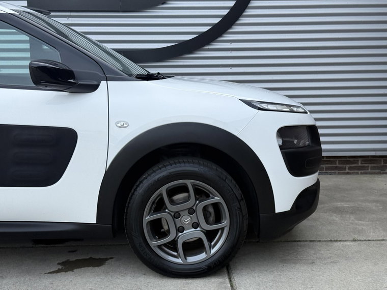 Vehicle Image 25