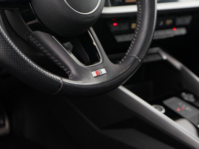 Vehicle Image 25