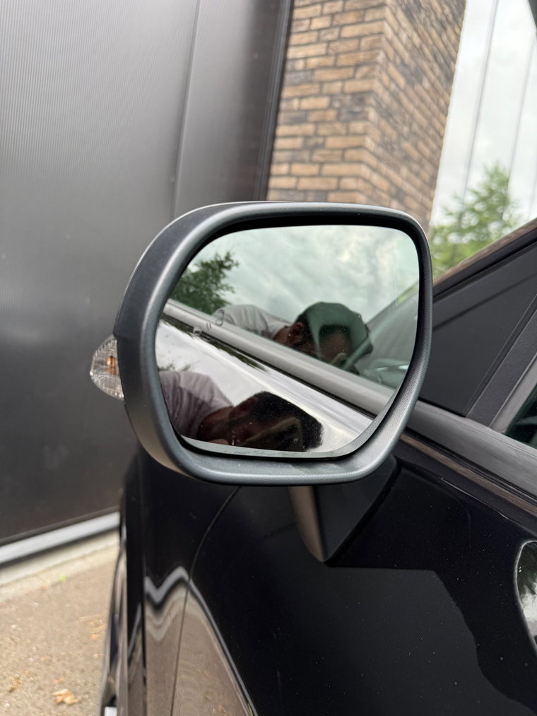 Vehicle Image 32