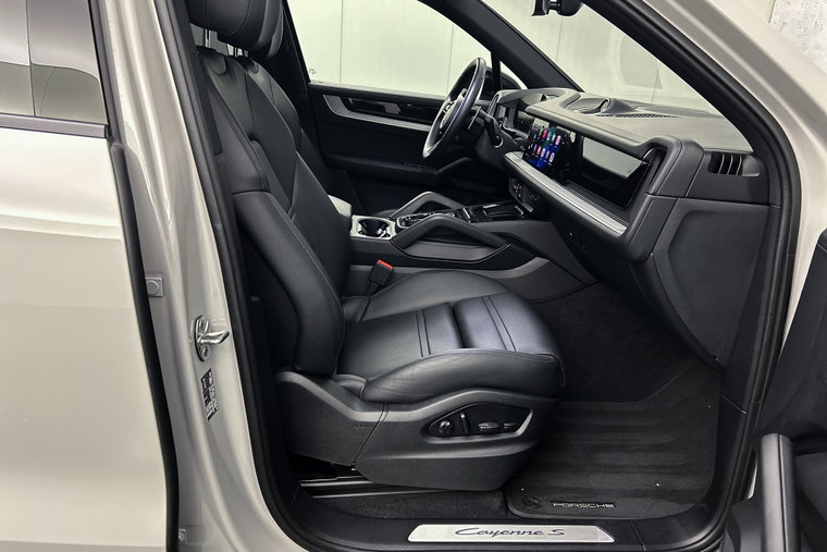 Vehicle Image 32