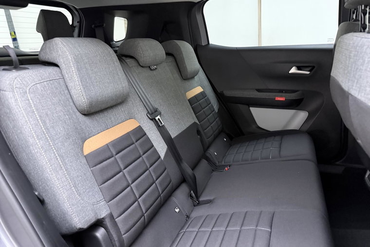 Vehicle Image 16