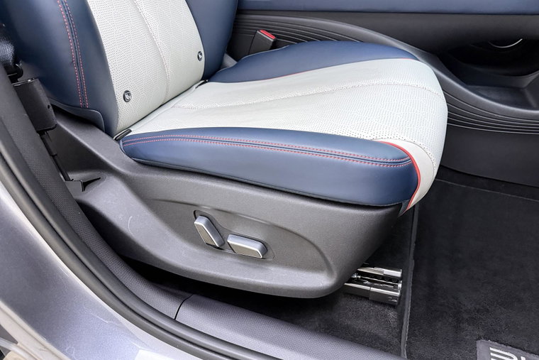 Vehicle Image 14