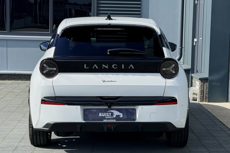 Vehicle Image 32