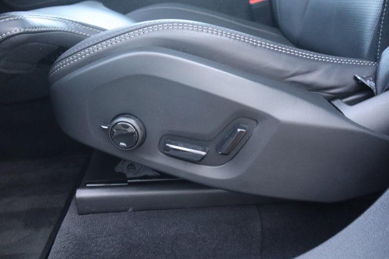 Vehicle Image 32