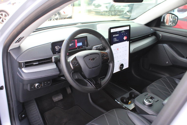 Vehicle Image 8