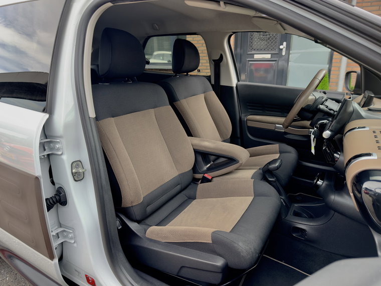 Vehicle Image 21