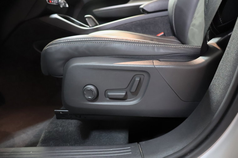 Vehicle Image 25