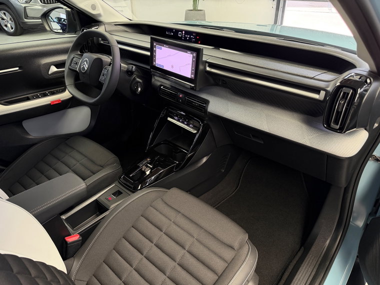 Vehicle Image 25