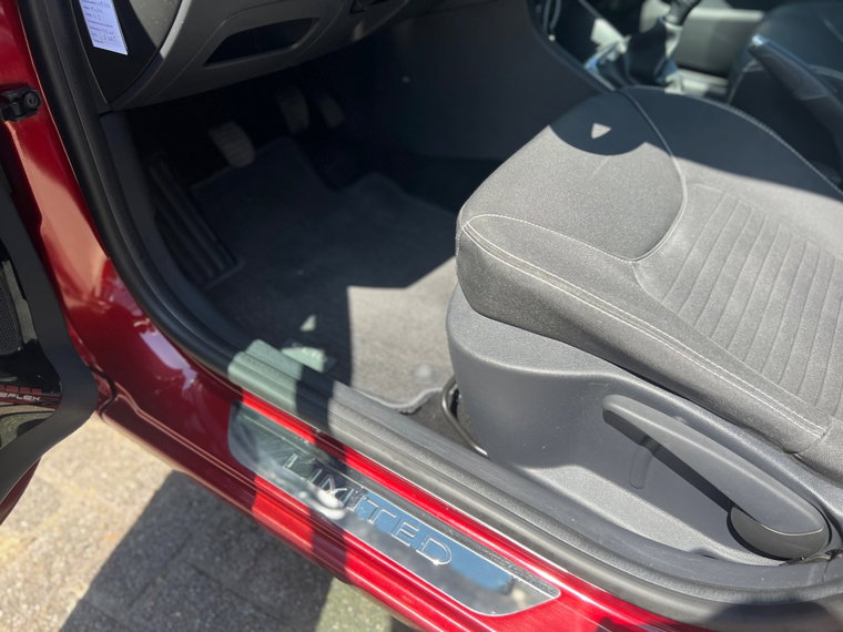 Vehicle Image 25