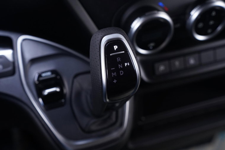Vehicle Image 25