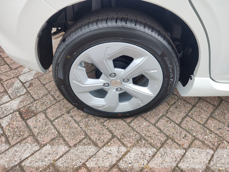 Vehicle Image 32