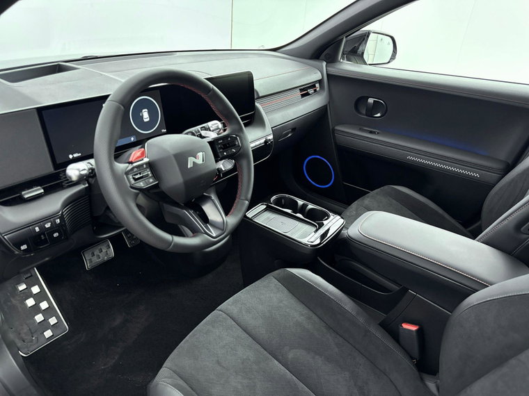 Vehicle Image 25