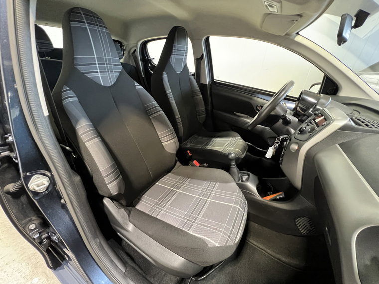 Vehicle Image 25