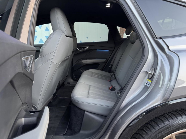 Vehicle Image 25