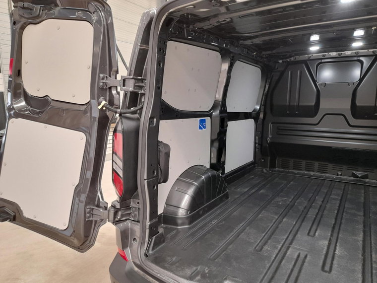 Vehicle Image 25