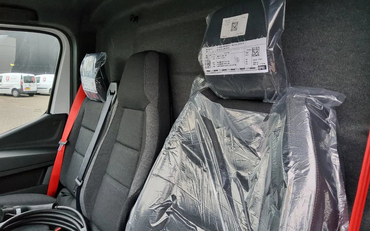 Vehicle Image 25