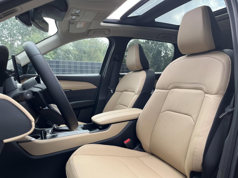 Vehicle Image 25