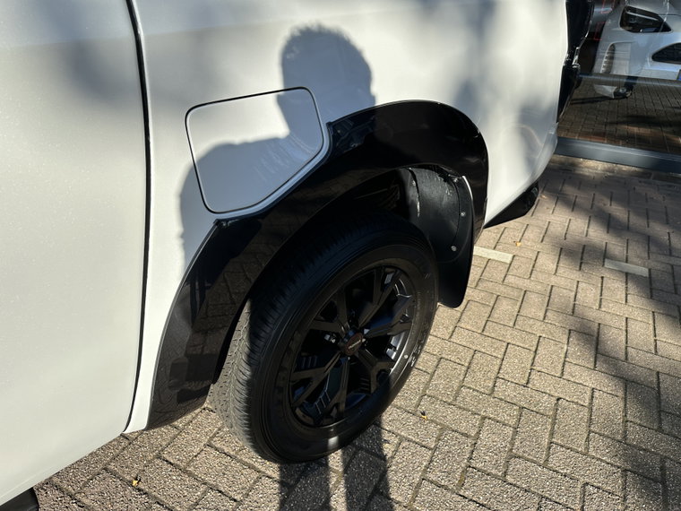 Vehicle Image 25