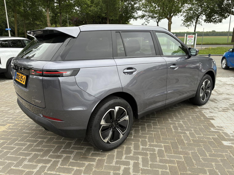 Vehicle Image 4