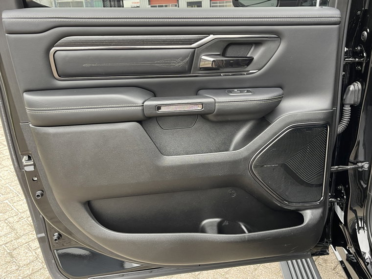 Vehicle Image 38