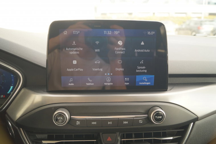 Vehicle Image 25