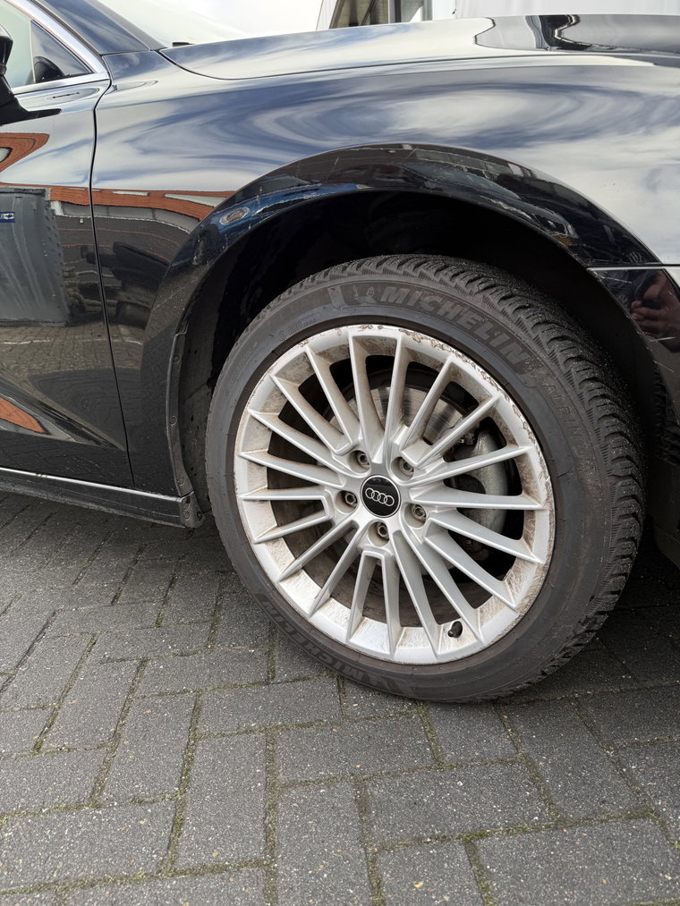 Vehicle Image 25