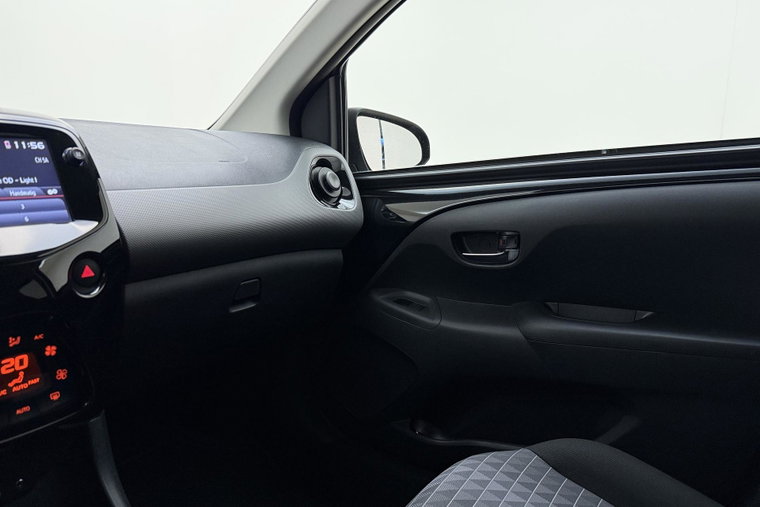 Vehicle Image 25