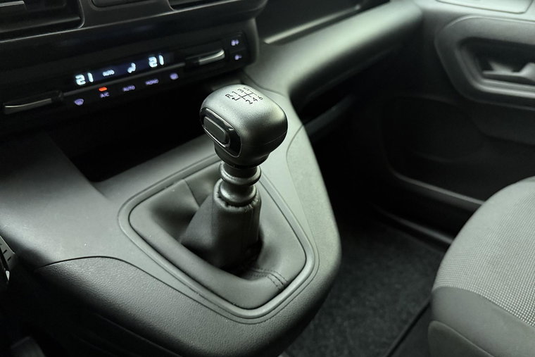 Vehicle Image 25